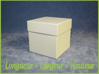 Boîte cubique recouverte de papier blanc brillant