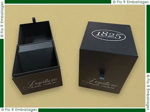 Coffrets carton de luxe fabrication spéciale, concept couvercle sur charnière avec gorge de guidage, intérieur/extérieur et calage papier noir mat effet bulle, impression en marquage à chaud de coloris argent