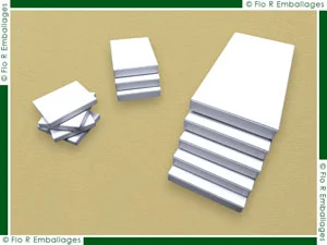 Boîtes en carton à personnaliser, fabricables en format et quantité au choix. Livrées brutes et fabriquées selon nos critères de qualité, elles permettent par vos soins toute liberté de personnalisation avec papier, peinture, impressions ou tout autre élément décoratif