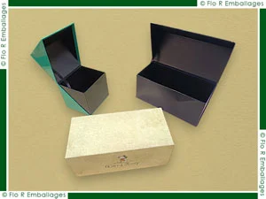 Doubles capots reliés par charnière, une cuvette fait office de guide pour la fermeture, impression en quadri avec pelliculage brillant de protection