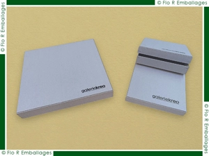 Fabrication de boîtes en carton gris brut avec coins agrafés (agrafes de coloris inox - 1 agrafe par angle) et personnalisation par marquage à chaud de coloris noir sur la face du dessus des couvercles