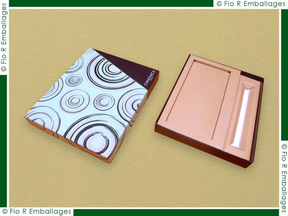 Coffret en carton avec calage imprimé, pour tablette de chocolat et pièce complémentaire, extérieur imprimé aux couleurs du client