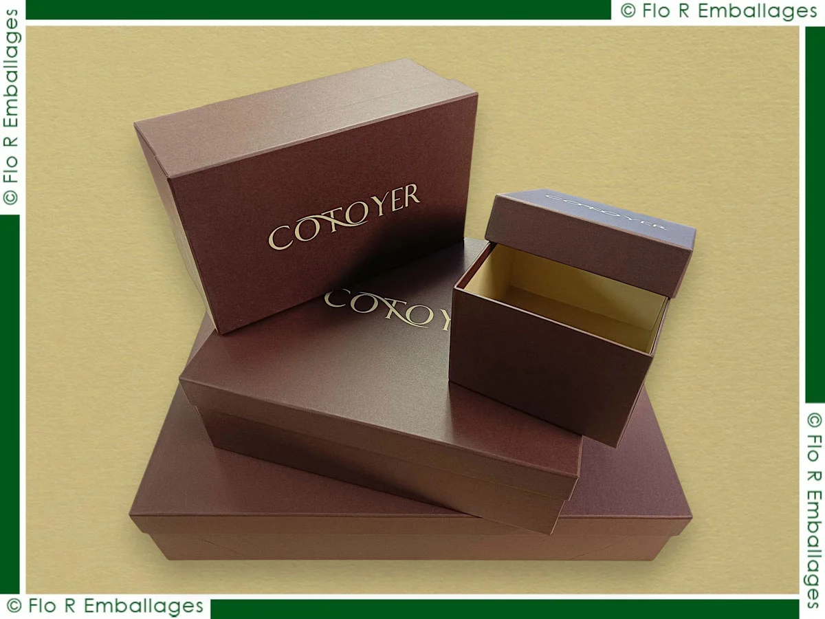 Coffret carton type cloche sur-mesure pour maroquinerie de luxe, adapté aux sacs à main, portefeuilles, ceintures et autres accessoires, offrant protection et présentation élégante