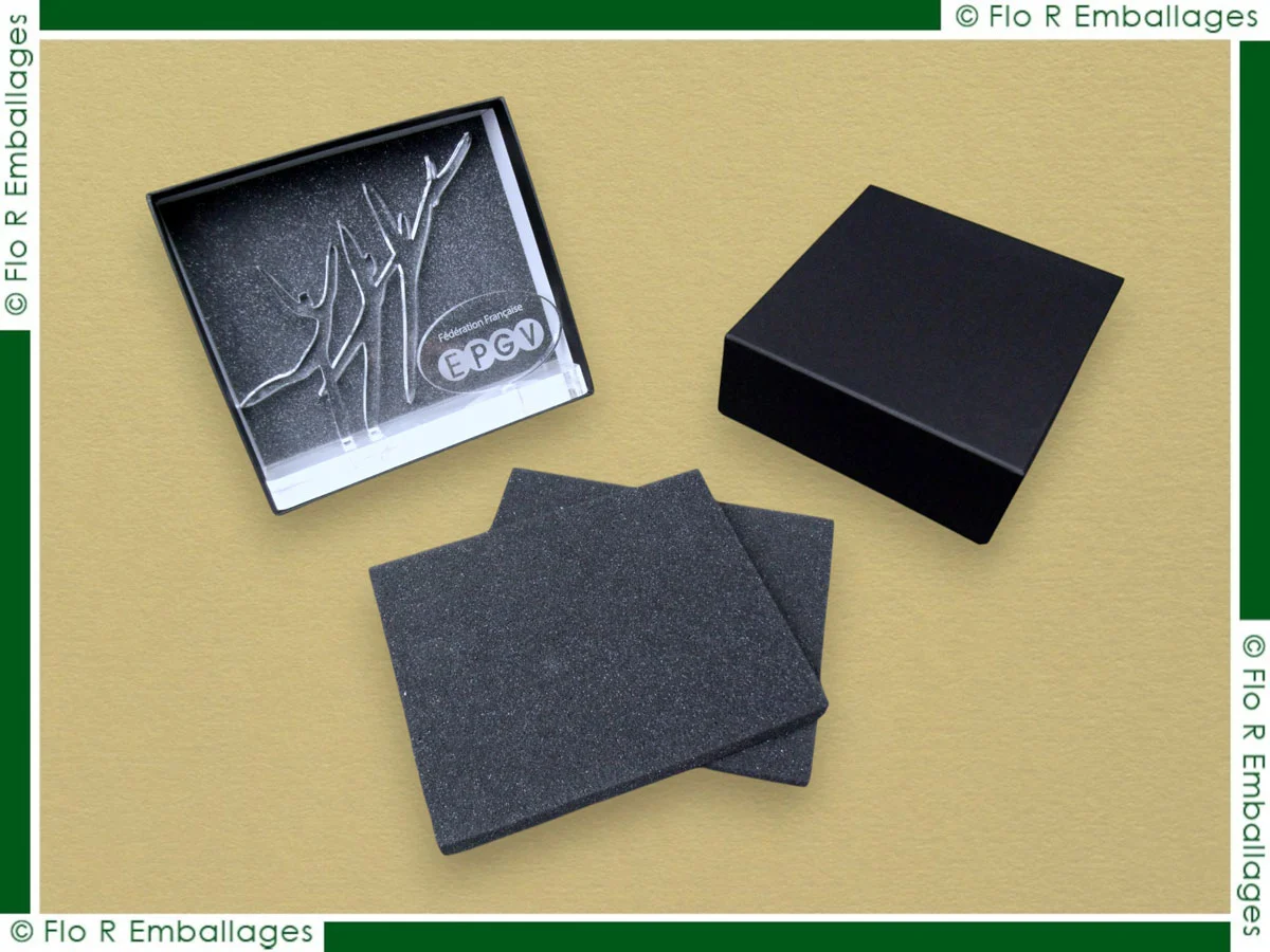 Coffret en carton sur-mesure pour présenter et protéger trophées, médailles, insignes ou coupes, fabrication sans minimum de quantité, entièrement personnalisable
