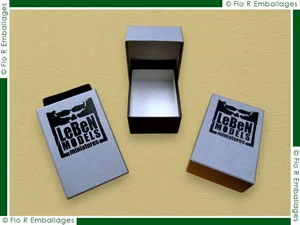 Miniature de boîte carton sur-mesure pour maquettes et figurines, adaptée à tous types de modèles, personnalisable