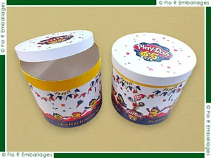Boîtes rondes fabriquées sur-mesure, impression en traceur UV sur les faces extérieures des socles, des couvercles ainsi que sur le dessus des couvercles