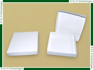 Boîtes carton fabriquées en carton compact gris avec 2 faces papier blanc couché, mise en forme par rainage au format, découpe des tenons et agrafage à plat, fintion sans impression