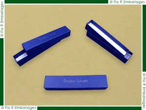 Conçues sur-mesure, ces boîtes en carton mettent en valeur et protègent macarons, chocolats ou truffes. Produites à l’unité ou en série, elles s’adaptent au contenu. Le modèle présenté contient un marquage à chaud or brillant réalisé sur la face du dessus des couvercles