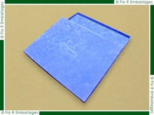 Coffrets de luxe en carton habillés intégralement de velours, réalisés sur mesure pour accueillir des lithographies. Le couvercle est orné d’un marquage à chaud sans film coloré, offrant une empreinte subtile qui crée un effet de logo incrusté, raffiné et élégant