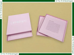 Réalisation en sur-mesure de coffrets carton pour carrés de soie, foulards, écharpes ou tout autre article/objet, papier intérieur/extérieur de coloris rose, sérigraphie solvant blanche sur le dessus des couvercles et impression numérique d'un visuel de coloris noir à l'intérieur des couvercles