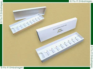 Coffrets en carton pour la protection et la présentation de fioles en verre, conçus pour accueillir 10 échantillons de parfum. L’intérieur comme l’extérieur sont habillés de papier blanc brillant vernis, avec impression en numérique et en marquage à chaud sur la face supérieure des couvercles