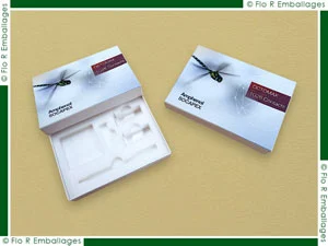 Miniature de boîte carton avec couvercle et calage en mousse blanche, idéale pour produits électroniques et divers articles