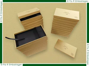 Boîtes en carton pour photographes, tirages photo ou albums de mariage, fabrication sur-mesure en format et quantité. Extérieur habillé de papier kraft clair, intérieur en papier noir mat, impression numérique coloris noir de visuels sur le dessus des couvercles