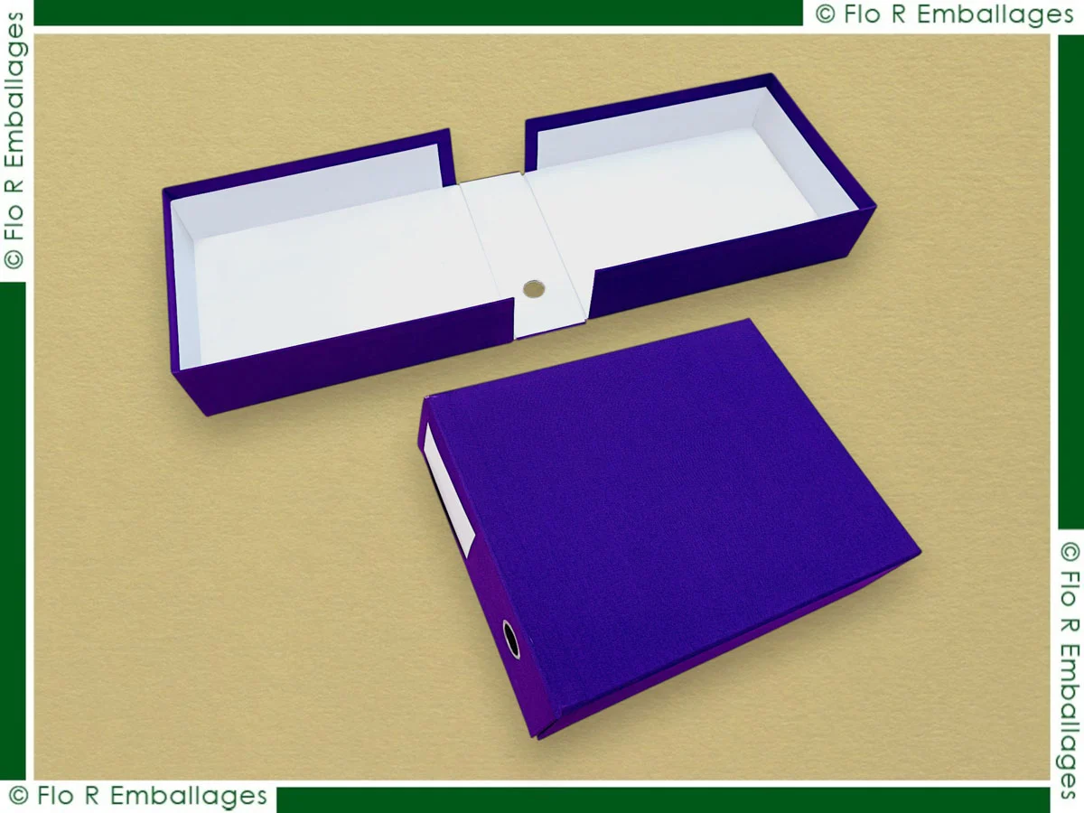 Boîtier monocuvette d’archivage en carton compact 2,5 mm, habillage toile violette avec anneau riveté et porte-étiquette intégré