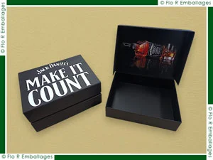 Boîtes carton fabriquées en sur-mesure, concept couvercle à charnière, l'ensemble du coffret est en papier noir mat, le dessus des couvercles est imprimé en sérigraphie, l'intérieur des couvercles est imprimé en quadri