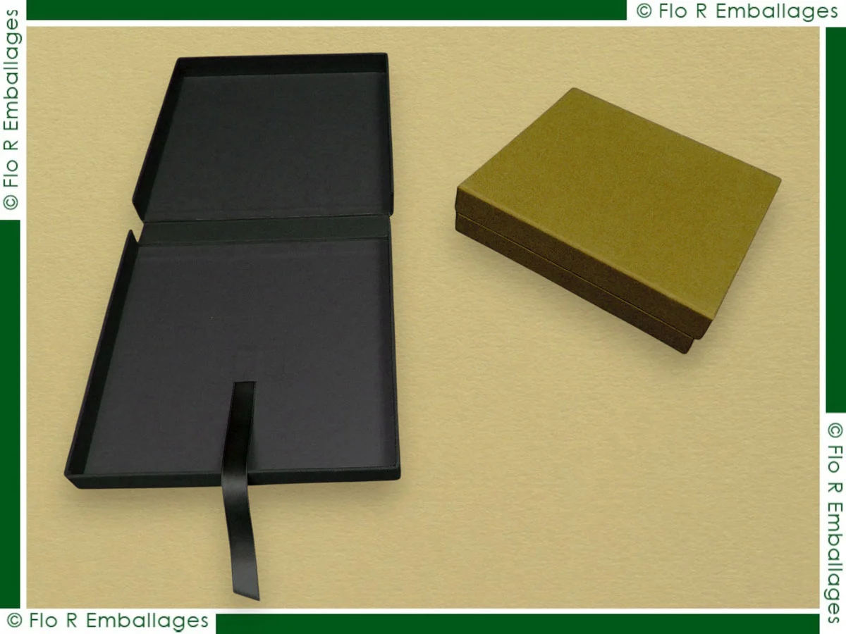 Coffret carton pour leporello ou portfolio, habillage toile noire, intérieur papier noir mat et ruban satin tirette pour œuvres d’art ou tirages