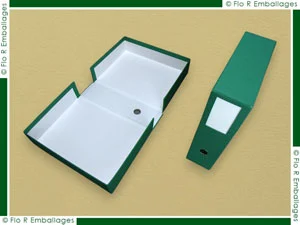 Boîtes d’archivage en carton avec œillet métal (concept monocuvette), fabrication sur-mesure sans minimum. Habillage toile résistante pour une excellente tenue dans le temps et un usage professionnel
