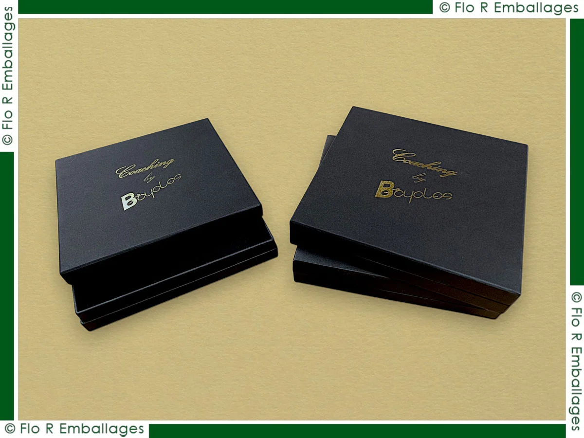 Coffret en carton avec gorge rigide et finition avec dorure à chaud du logo