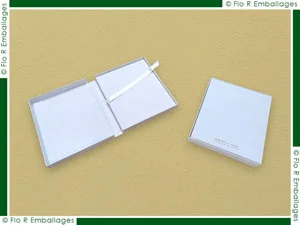 Coffrets carton pour photographes avec ruban tirette, fabrication sur-mesure sans minimum de quantité. Idéal pour books mariage, tirages photo, albums souvenir et présentation soignée de clichés professionnels