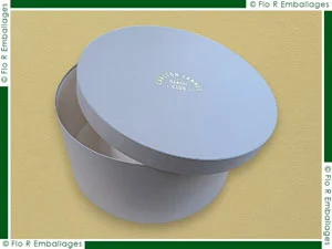 Coffret rond de luxe en carton compact, coffret monté réalisé sur-mesure, habillage extérieur d'un papier de coloris gris en finition mate, marquage doré d'un logo sur le dessus du couvercle