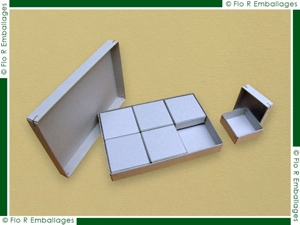 Ensemble de petites boîtes en carton gris naturel avec sur-emballage assorti, coins agrafés en angle avec une agrafe cuivre par angle, pour un style rétro et authentique
