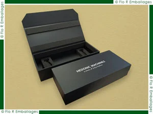 Coffrets carton avec rabat aimanté, ces coffrets sont en papier noir mat intérieur/extérieur, impression sérigraphie blanche d'un texte sur le dessus des couvercles, calage intérieur en mousse noire