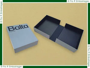 Coffrets monocuvettes s’ouvrant comme un livre, fabrication entièrement sur-mesure sans minimum de quantité. Habillage extérieur en toile avec sérigraphie noire, intérieur papier noir mat élégant, charnière toile noire