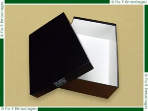 Boîtes pour chaussures produites à la demande, sans minimum de quantité, format sur-mesure, la boîte à chaussures en photo est habillée extérieurement de simili cuir noir finition satinée (intérieur blanc carton), impression d'un visuel en marquage à chaud sur un des côtés du couvercle