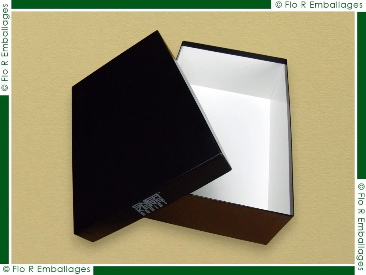 Fabricant français de boîte à chaussures sur-mesure, extérieur simili cuir noir satin, intérieur blanc carton, marquage à chaud sur le couvercle