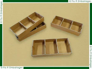 Plateaux ou fonds de boîtes avec compartiments, réalisation en carton compact gris avec une face papier kraft, dont l’assemblage par agrafage garantit une solidité optimale